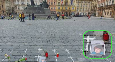 プラハ旧市街広場のコロナ犠牲者追悼十字架