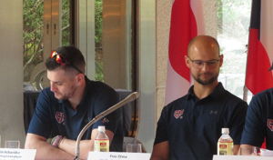WBC戦を控えて東京のチェコ大使館での記者会見に臨んだ シュナイデル投手（左）とジーマ主将（右）